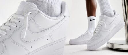 Sneakersi Nike Air Force 1 albi – cum sa porti aceasta incaltaminte iconica?